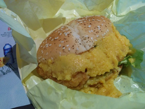 マックの塩味黄身クリーム入りバーガー（Salted Egg Yolk Chicken Burger）