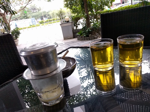 ベトナムコーヒーと水代わりにどこでも出てくる蓮のお茶