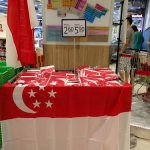 ナショナルデー（独立記念日）に向けてスーパーで売り出したシンガポールの国旗
