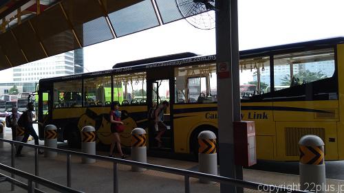 ジョホールに向かうCauseway Link社のバス